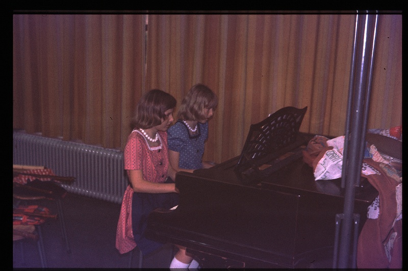 22.Delft jun 1975 Brigitte,Marion.JPG